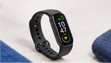 Schwarzes Fitnessarmband mit Farbdisplay auf hellem Untergrund