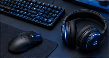 Gaming-Set aus beleuchteter Tastatur, Maus und Headset
