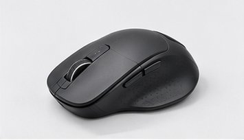 Ergonomische schwarze Computermaus auf weißem Untergrund