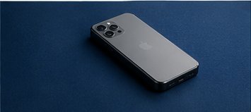 Smartphone liegt auf einer dunkelblauen Oberfläche