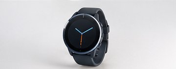 Schwarze Smartwatch mit rundem Zifferblatt vor hellem Hintergrund