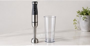 Stabmixer und Mixbecher auf einer hellen Küchenablage