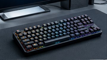 Mechanische Tastatur mit bunter RGB-Beleuchtung auf einem Schreibtisch